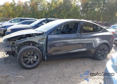 2024 Tesla Model Y Long Range Dual Motor All-Wheel Drive z USA, uszkodzony, nr VIN 7SAYGDEE6RA299129